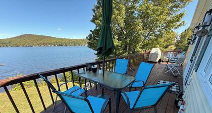 Chalet Joyeux-cheerful cottage. Enchanting 3-bedroom house on Lake Wallace.