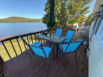 Chalet Joyeux-cheerful cottage.  Enchanting 3-bedroom house on Lake Wallace.