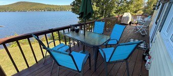 Chalet Joyeux-cheerful cottage. Enchanting 3-bedroom house on Lake Wallace.