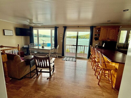Enchanting 3-bedroom house on Lake Wallace. Near VAST snowmobile trails.