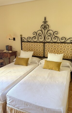8 bedrooms, iron/ironing board, bed sheets