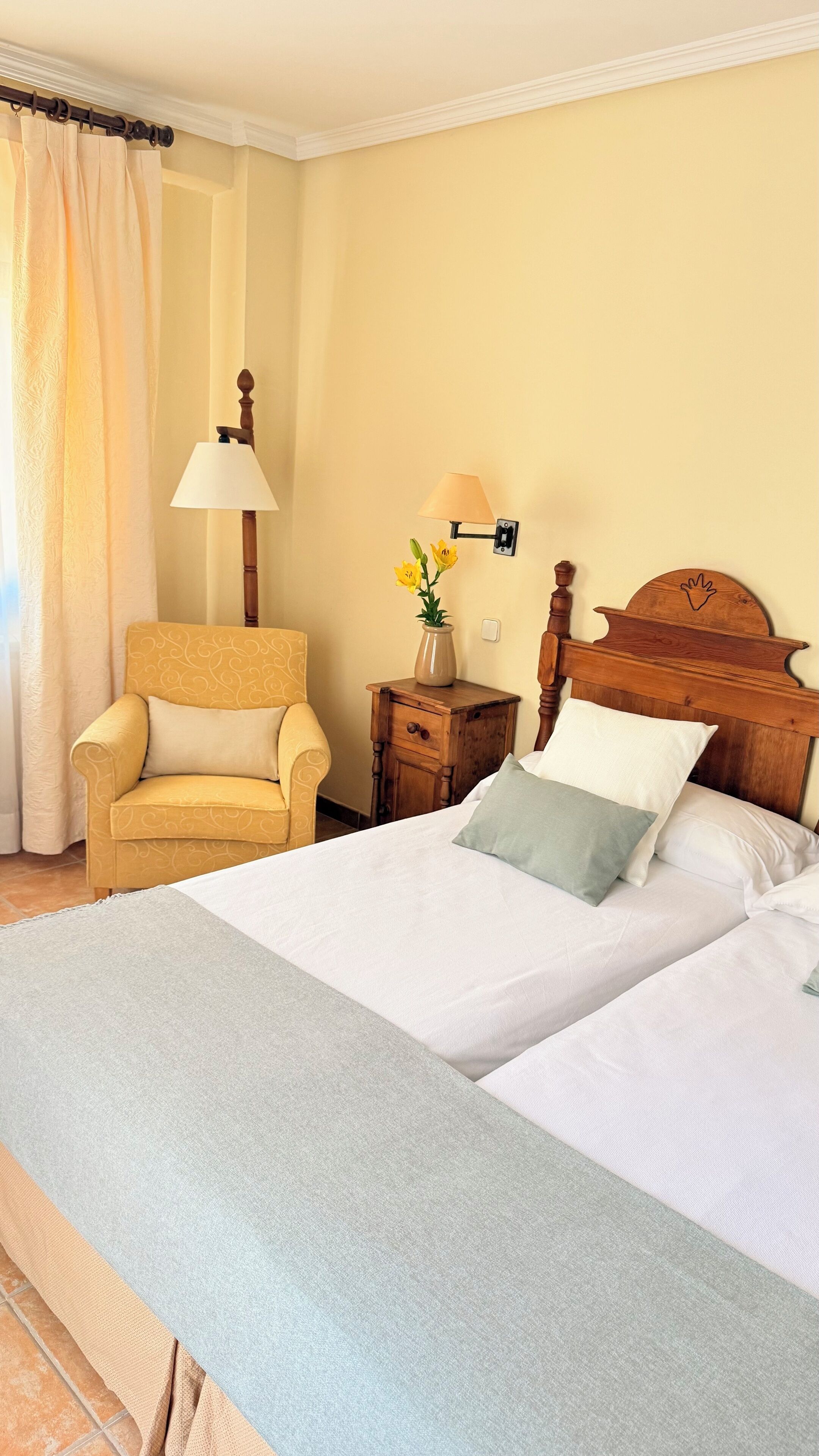 8 chambres, fer et planche à repasser, draps fournis