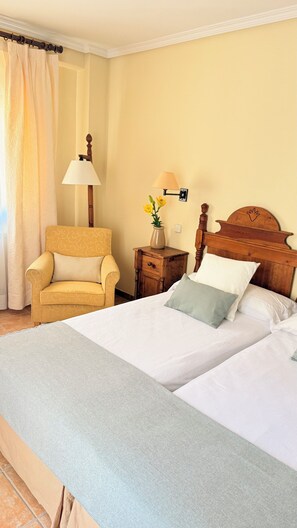 8 chambres, fer et planche à repasser, draps fournis