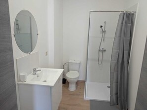 Shower, hair dryer, towels, soap - Sam Venture's 3-bedroom house in Mons (Mons)