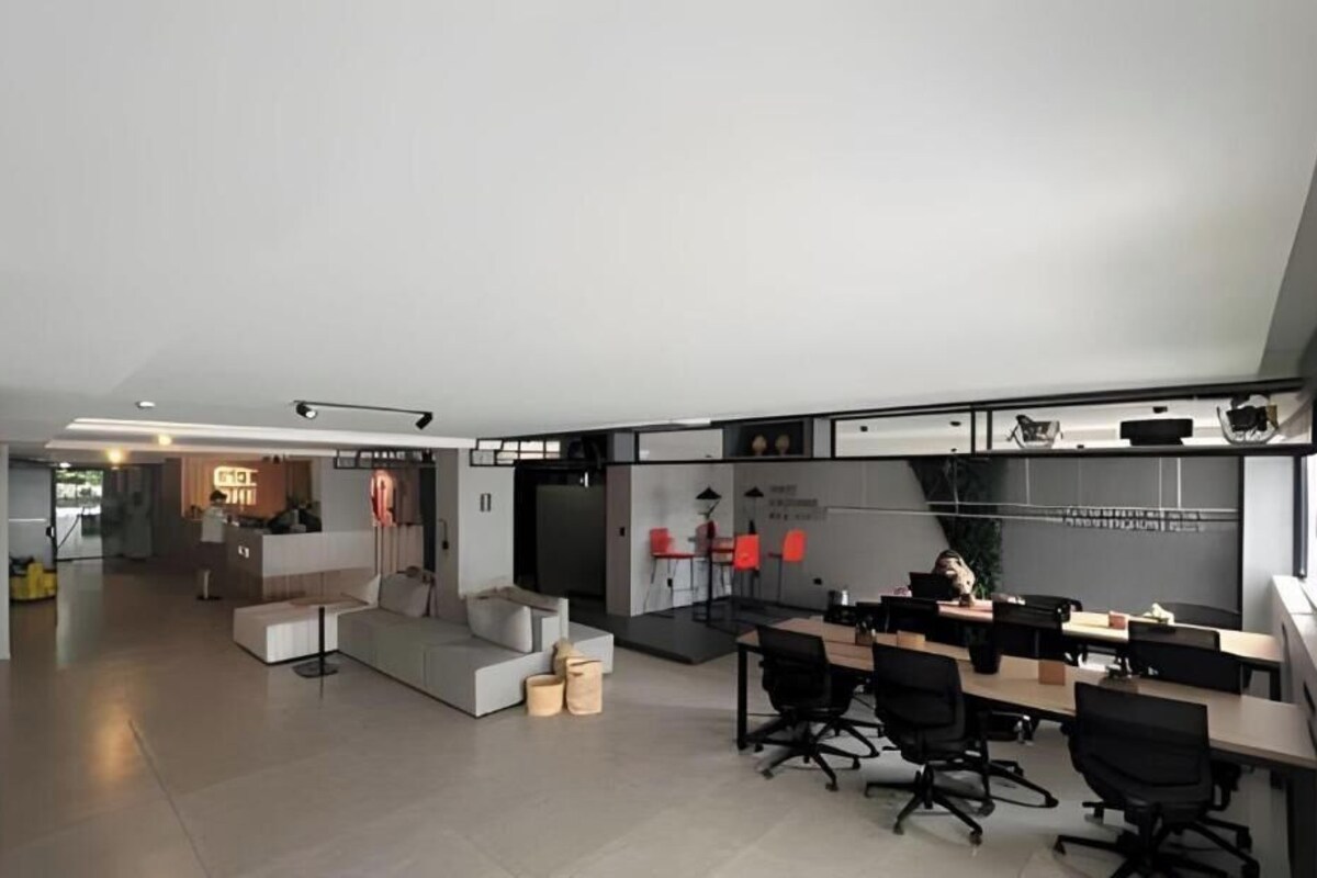 Een moderne kantoorruimte met een receptie, vergaderruimte en open werkgebied.
