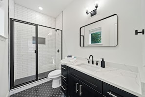 Shower, hair dryer, bidet, towels