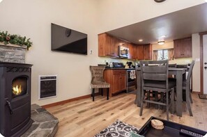 Dining - Gorgeous 2-bedroom condo in Mammoth Lakes (Mammoth Lakes)