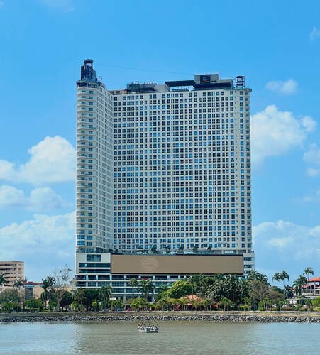 The Point – Stylish 2-BR w/ Pool, Gym , Private Balcony & Free Parking