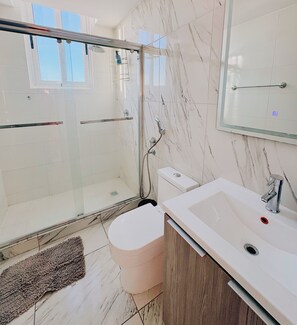 Haartrockner, Bidet, Handtücher, Seife
