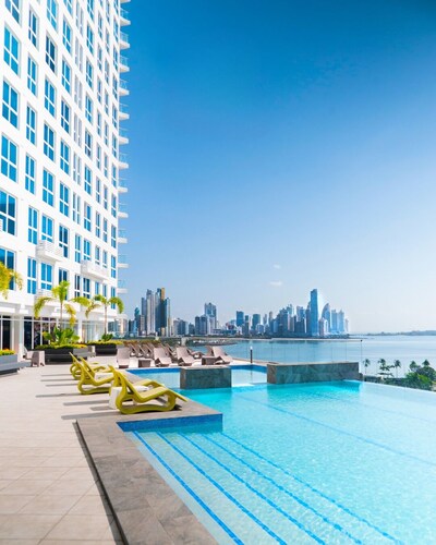 The Point – Stylish 2-BR w/ Pool, Gym , Private Balcony & Free Parking