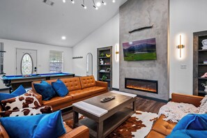 スマートテレビ、暖炉、テレビゲーム、テーブルサッカー台