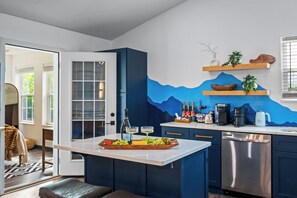 冷蔵庫、電子レンジ、オーブン、コンロ