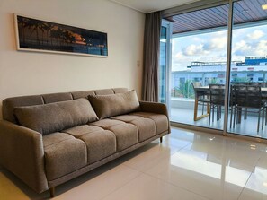 อพาร์ทเมนท์ | บริเวณนั่งเล่น | สมาร์ททีวี 38 นิ้ว พร้อมช่องดาวเทียม