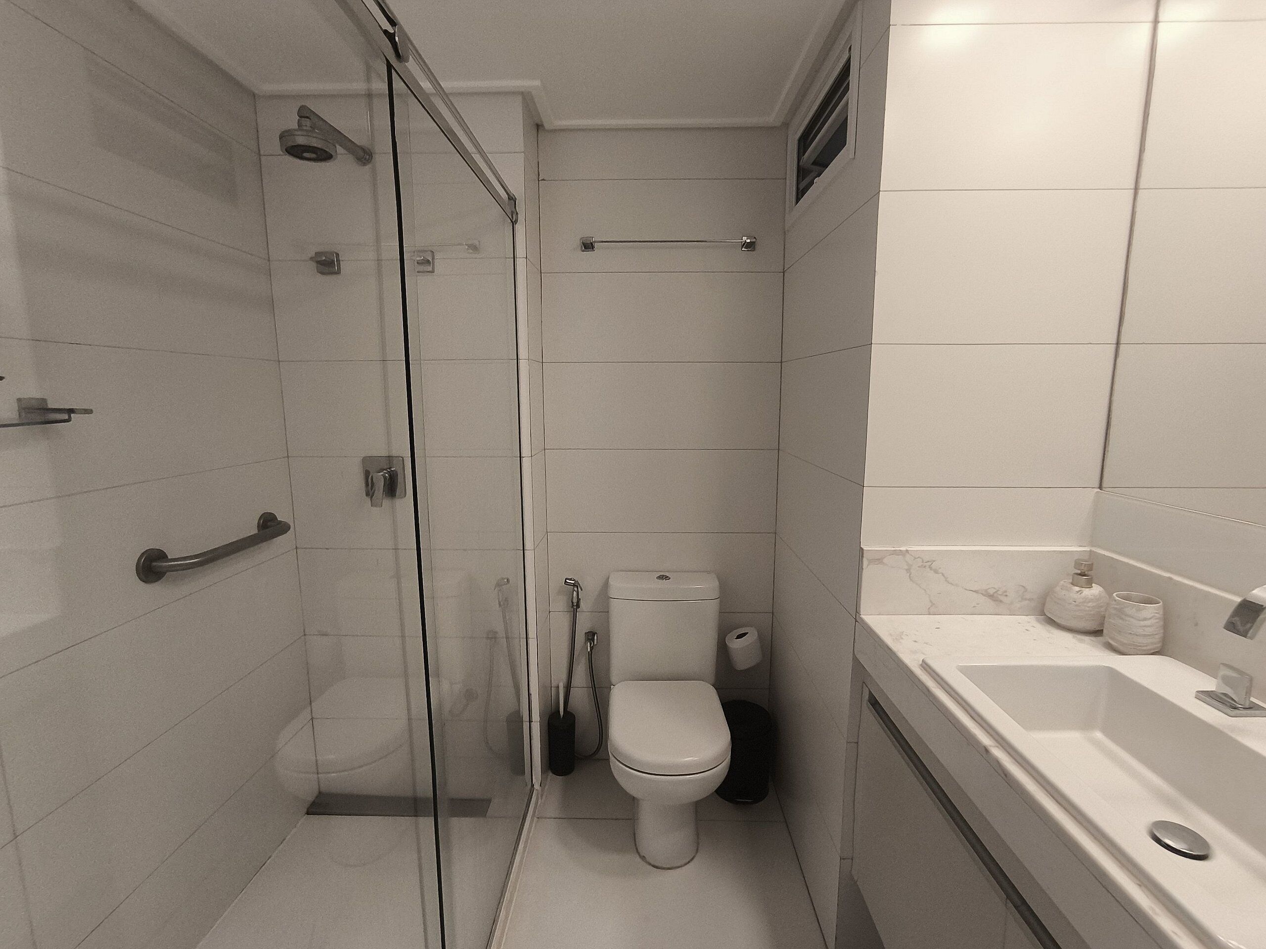 Departamento familiar | Baño | Regadera, secadora de cabello, toallas, papel de baño 