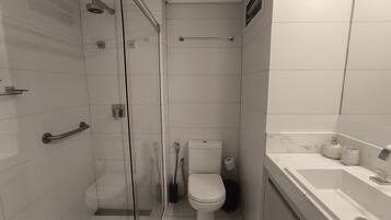 Departamento familiar | Baño | Regadera, secadora de cabello, toallas, papel de baño