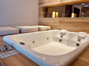 Studio | Badezimmer | Dusche, Haartrockner, Handtücher, Toilettenpapier