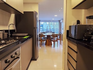 Apartment | Private kitchen | Coffee/tea maker, fridge, microwave, oven - Vistas Espetaculares no Solar Tambaú (Joao Pessoa)