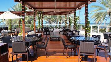 Basic Apartment | Outdoor dining