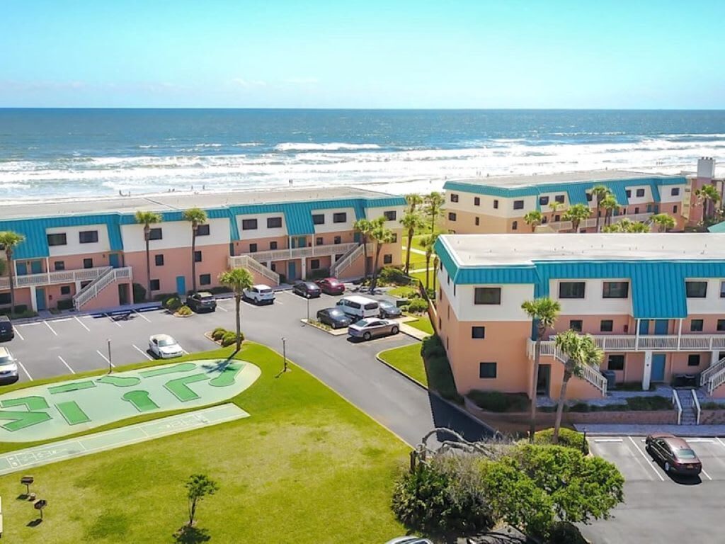 Un hôtel situé sur la côte, doté d’un parking, d’une piscine et offrant une vue sur l’océan.