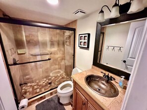 Een douche, een haardroger, handdoeken