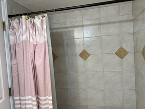 Een douche, een haardroger, handdoeken