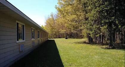 Cozy Comfort Double Room 09 – Peninsula Motel, Minutes from Wiarton Waterfront