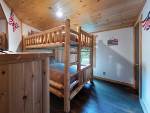 4 bedrooms, desk, iron/ironing board, free WiFi