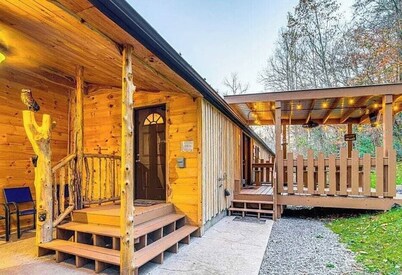 Smokey Mountain Living, Near Dollywood + Hot Tub & Game Room