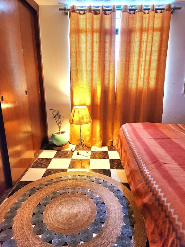 Iron/ironing board, Internet, bed sheets