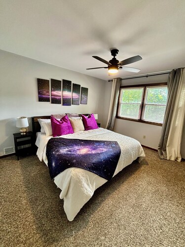 Galactic Oasis Wonderful 5 bedroom theme home, Wi-Fi, king beds and smart tvs