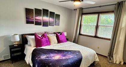Galactic Oasis Wonderful 5 bedroom theme home, Wi-Fi, king beds and smart tvs