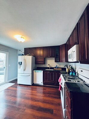 Kühlschrank, Mikrowelle, Ofen, Herdplatte