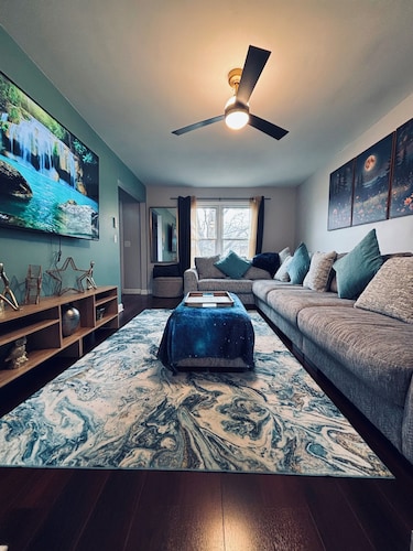 Galactic Oasis Wonderful 5 bedroom theme home, Wi-Fi, king beds and smart tvs