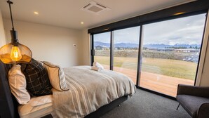 4 bedrooms, iron/ironing board, WiFi (free), bed sheets