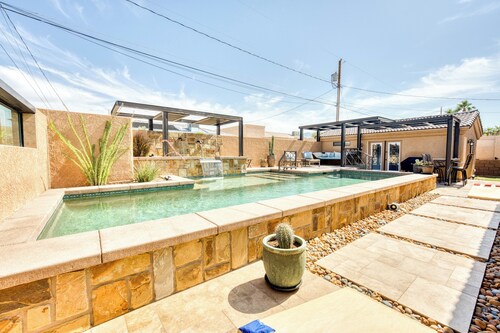 The Bullpen: Spacious Retreat, Sleeps 21! Pool-Spa-Casita-Ample Parking