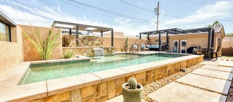The Bullpen: Spacious Retreat, Sleeps 21! Pool-Spa-Casita-Ample Parking