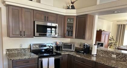 The Bullpen: Spacious Retreat, Sleeps 21! Pool-Spa-Casita-Ample Parking