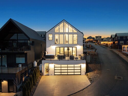 The Grape Escape – Chelan Luxury Retreat w/ Spa, Hot Tub & Lake Views
