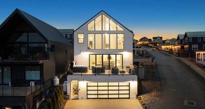 The Grape Escape – Chelan Luxury Retreat w/ Spa, Hot Tub & Lake Views