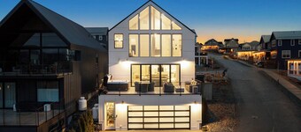 The Grape Escape – Chelan Luxury Retreat w/ Spa, Hot Tub & Lake Views