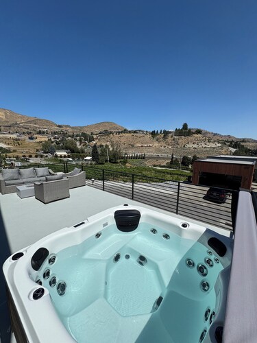 The Grape Escape – Chelan Luxury Retreat w/ Spa, Hot Tub & Lake Views