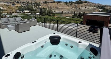The Grape Escape – Chelan Luxury Retreat w/ Spa, Hot Tub & Lake Views
