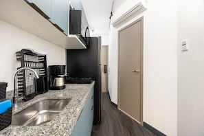 Standard Apartment | Private kitchen | Microwave, cleaning supplies