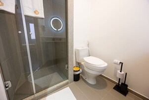 Comfort Studio | Bathroom | Shower, hair dryer, towels, soap