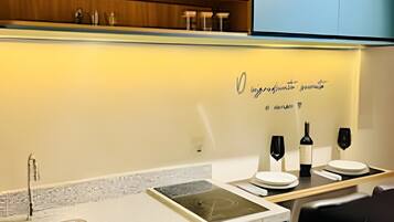 Estudio Confort | Cocina privada | Microondas y artículos de limpieza