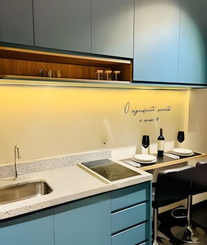 Comfort Studio | Private kitchen | Microwave, cleaning supplies - Estudios Neo Home São Caetano (Sao Caetano do Sul)