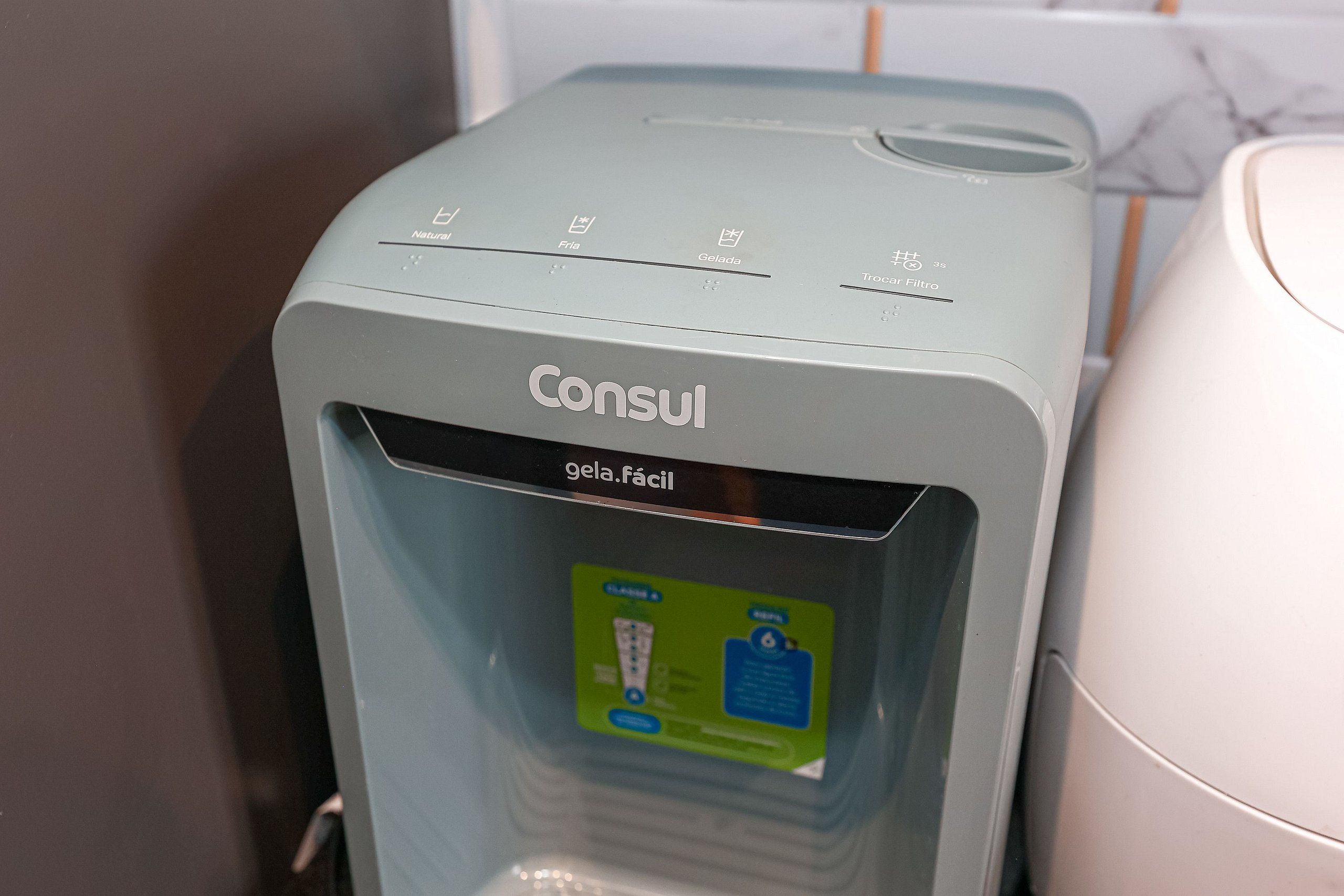 En vattenautomat med etiketten ”Consul” och möjlighet att använda filter.