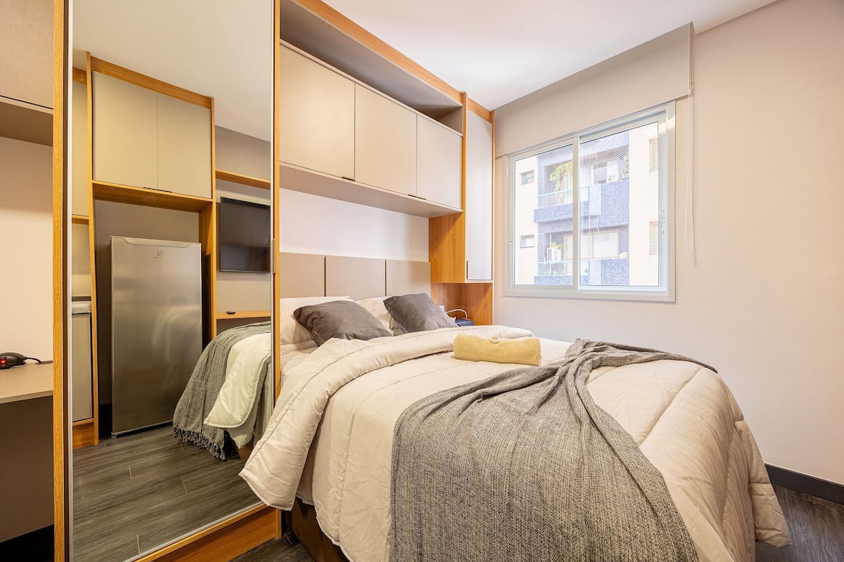 Cortinas blackout, wifi gratis y ropa de cama