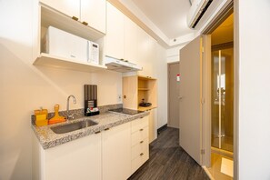 Appartement Confort | Cuisine privée | Four à micro-ondes, produits de nettoyage