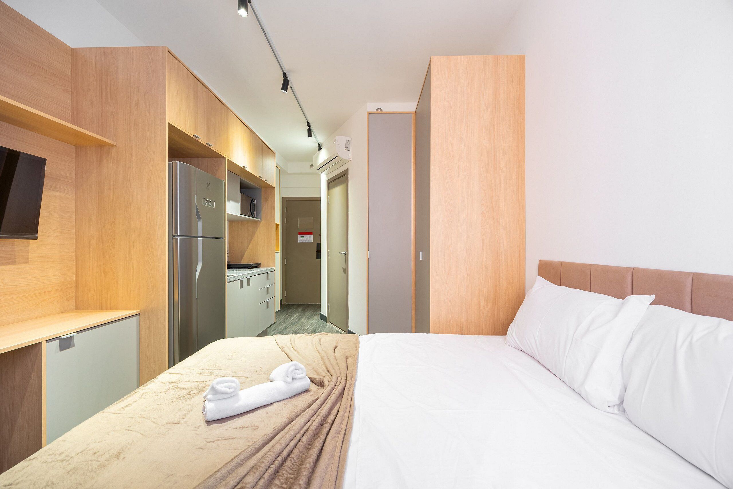 Cortinas blackout, wifi gratis y ropa de cama 